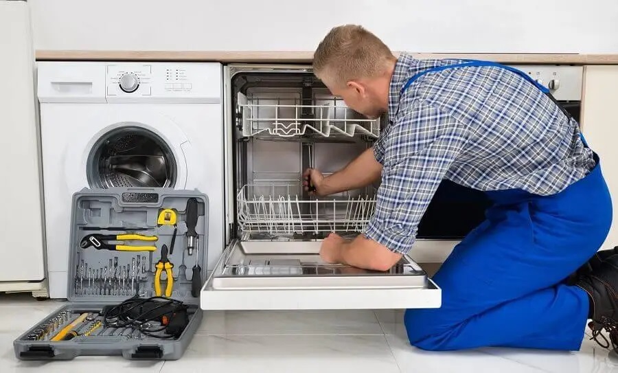 Etimesgut AEG servisi teknisyen ekibi beyaz eşya tamiri yaparken
